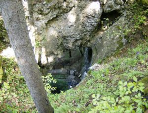 Hemmaberg bron in grot